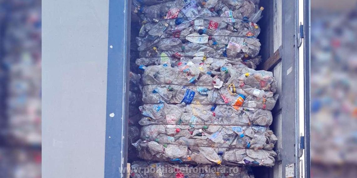 TIR încărcat cu peste 11 tone de deșeuri de plastic oprit la intrarea în România