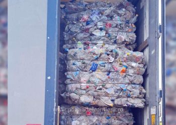 TIR încărcat cu peste 11 tone de deșeuri de plastic oprit la intrarea în România
