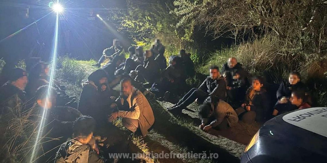 27 de migranți ajutați de două călăuze, cu o ambarcaţiune turcească, descoperiți de polițiștii de frontieră