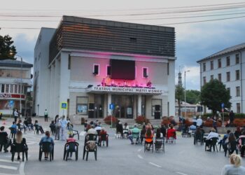 Restricții rutiere în sensul giratoriu din fața Teatrului „Matei Vișniec” cu ocazia spectacolului-concert ”Pisici pe acoperiș”