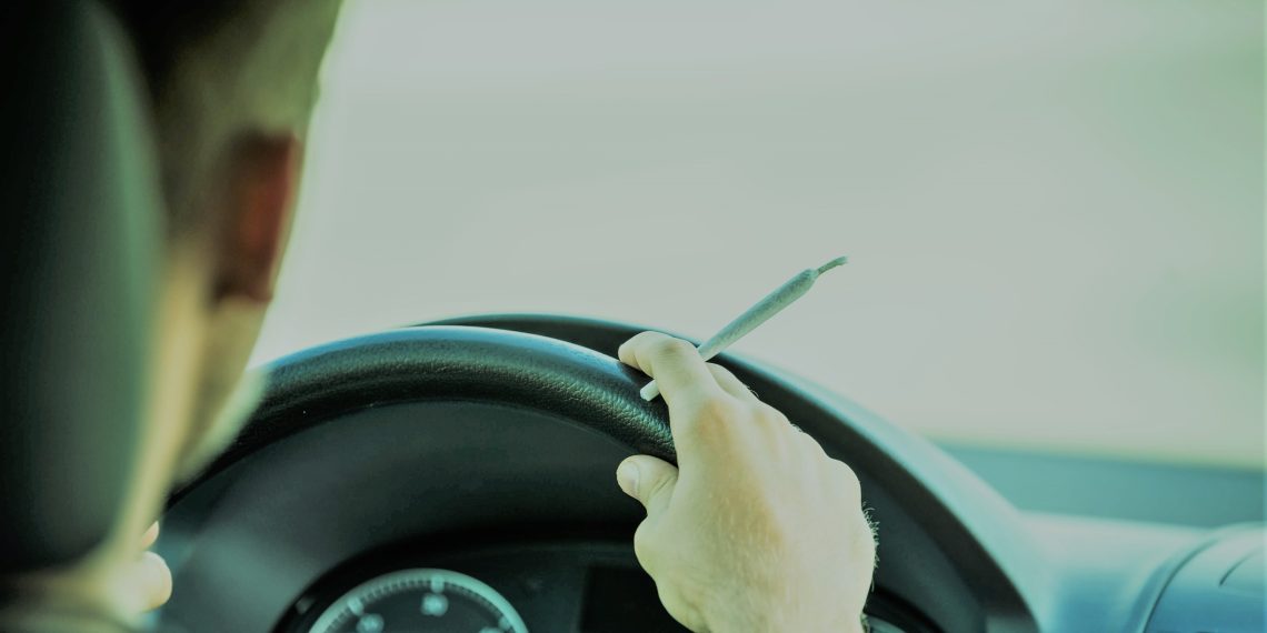 Un tânăr vasluian de la sat a primit interdicție de la judecători să mai meargă în oraș. Acesta a fost prins conducând o mașină după ce a fumat canabis