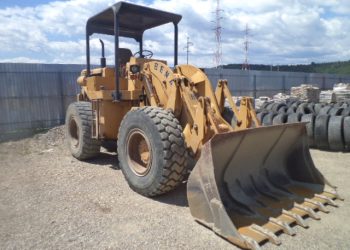 Un muncitor a murit strivit între cupa unei vole și un perete