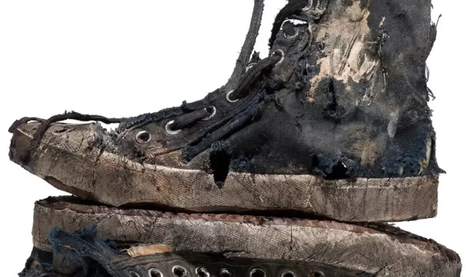 Balenciaga vinde cu 1.850 de dolari un model de teniși „extra distruși”