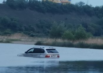 VIDEO Un cetățean a încercat să traverseze râul Bistrița cu un BMW X5. Mașina s-a blocat în mijlocul apei