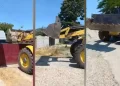 Un primar i-a aruncat gunoiul înapoi peste gard unei femei folosindu-se de un buldoexcavator