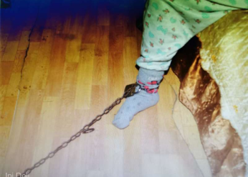 O bunică a fost arestată la domiciliu pentru că și-a legat nepoata de piciorul patului cu un lanț asigurat cu lacăt