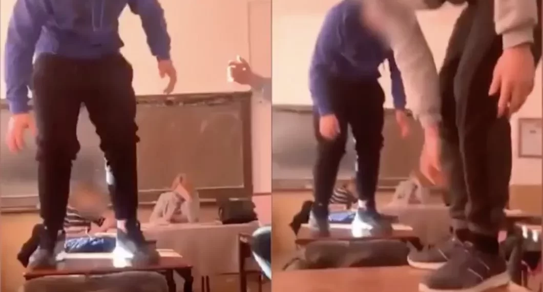 Doi elevi dansează și fac echilibristică pe bănci de față cu diriginta, care între timp a devenit directoarea școlii