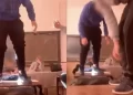 Doi elevi dansează și fac echilibristică pe bănci de față cu diriginta, care între timp a devenit directoarea școlii