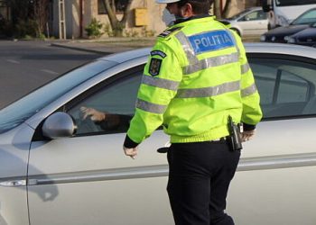 O suceveancă s-a ales cu dosar penal pentru că s-a urcat la volanul mașinii unui amic botoșănean fără a avea permis de conducere