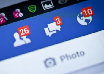 Un tânăr a încercat să îi incendieze locuința iubitei după ce i-a citit mesajele de pe Facebook