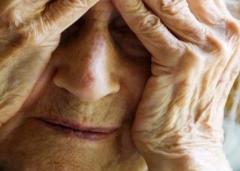 Un tânăr și-a arătat bărbăția în fața bunicii sale de 77 de ani. Bătrâna a fost lovită cu pumnul în cap și amenințată cu bătaia