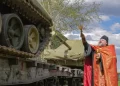 Protopopul Ioan Bragin care a sfințit tancurile de generație nouă pe care o uzină rusă le trimite în Ucraina: „Binele trebuie să poată întotdeauna să se apere. Este inutil să convingi forțele malefice să se oprească”