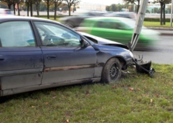 Beat și fără permis de conducere a rupt un stâlp cu mașina