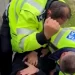 Bărbat bătut de polițiștii locali, după ce i-a spart arcada unuia dintre ei