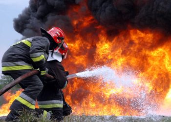 Intervenție dificilă pentru pompieri la un incendiu în Vatra Dornei. Mai multe hale, un depozit de rumeguș și o linie de producție au fost afectate