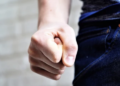 Bărbat bătut fără motiv de un consătean care a intrat fără drept în curtea victimei
