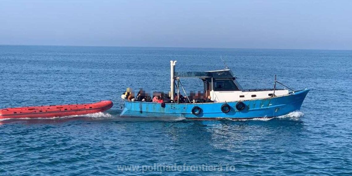 Misiune de salvare a 50 de migranți depistați într-o ambarcațiune suspectă care naviga spre țărmul României