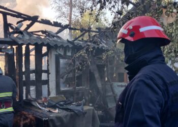 Piroman din Zvoriștea, reținut pentru că și-a incendiat gospodăria și pe urmă a încercat să se spânzure