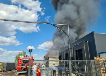 Incendiu de proporții la Therme București. Pompierii au intervenit cu 12 autospeciale de stingere