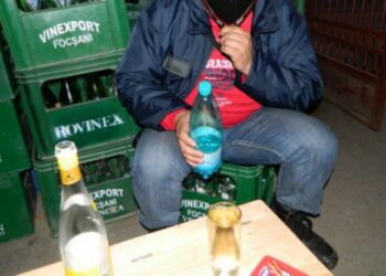 Barmaniță pălmuită pentru că și-a permis să îi spună unui client că trebuie să mai plătească 50 de bani