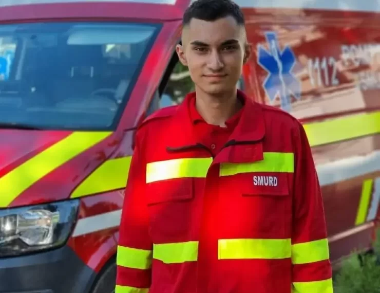 Un băiat de 17 ani, voluntar la SMURD Buzău, a reîntors-o la viață pe o bătrână de 80 de ani: „Nu trebuie lumânare. Nu o las să moară”