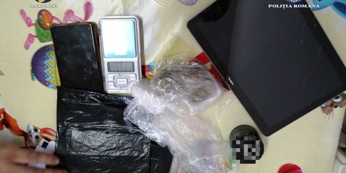 Patru tineri reținuți 24 de ore în arest pentru trafic de droguri. Le-au fost confiscate 60 de grame de canabis, nouă ciuperci halucinogene, două pastile de ecstasy și alte bunuri
