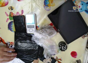 Patru tineri reținuți 24 de ore în arest pentru trafic de droguri. Le-au fost confiscate 60 de grame de canabis, nouă ciuperci halucinogene, două pastile de ecstasy și alte bunuri