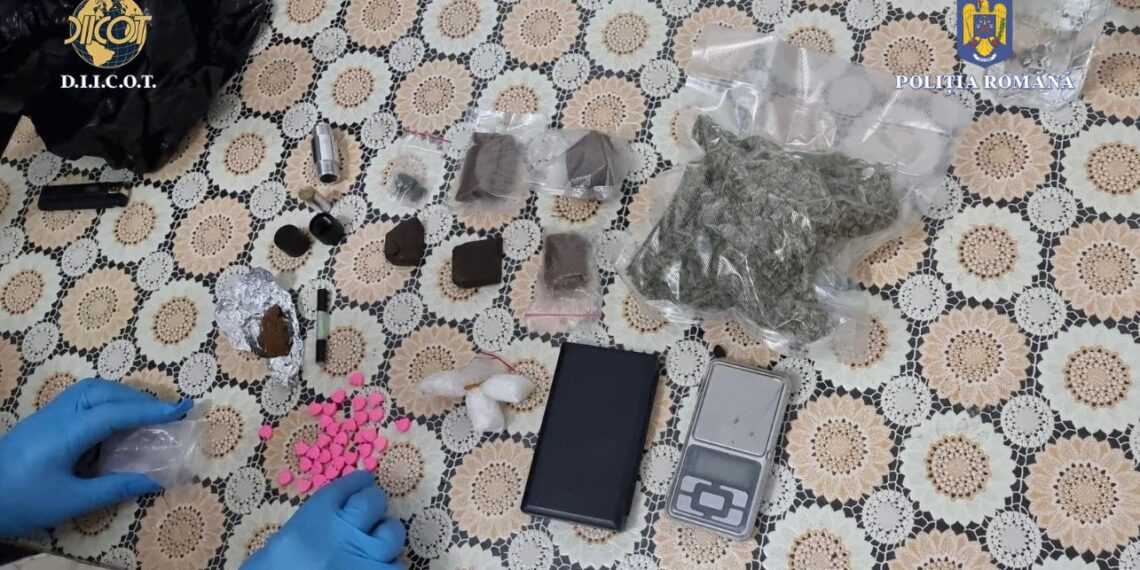 Trei persoane reținute în urma a nouă percheziții domiciliare efectuate la un grup de traficanți de droguri
