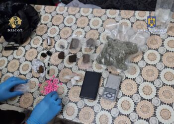 Trei persoane reținute în urma a nouă percheziții domiciliare efectuate la un grup de traficanți de droguri