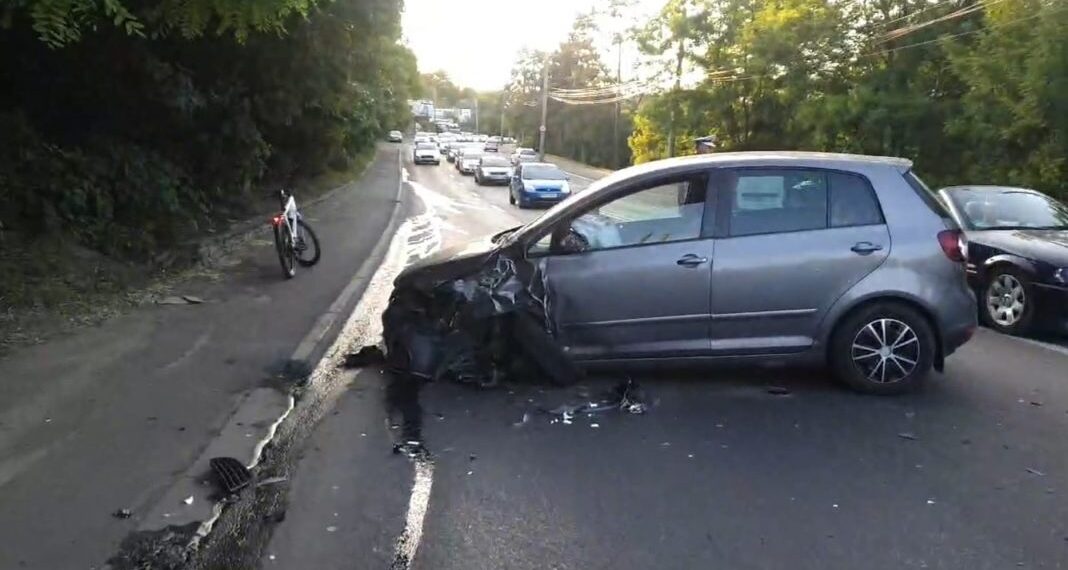 O șoferiță beată a produs un accident rutier în care au fost implicate patru autoturisme pe Calea Unirii din Suceava