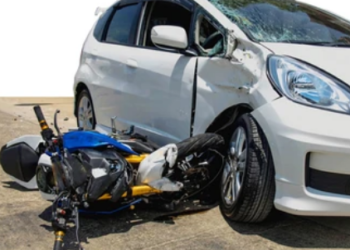 Motociclist reținut pentru 24 de ore, după ce a intrat în coliziune cu un autoturism condus de un șofer cu alcoolemie de 0,07 mg/l alcool pur în aerul expirat, care nu a acordat prioritate