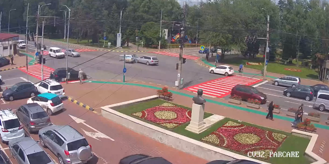 VIDEO Două autoturisme conduse de femei au fost implicate într-un accident rutier în intersecția din apropierea stadionului Areni