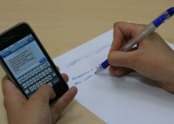 Un elev din Siret a fost dat afară din examenul la limba română pentru că avea la el telefonul mobil