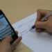 Un elev din Siret a fost dat afară din examenul la limba română pentru că avea la el telefonul mobil