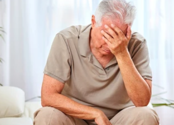 Bătrân bătut de fiul său pentru că i-a cerut să dea muzica mai încet