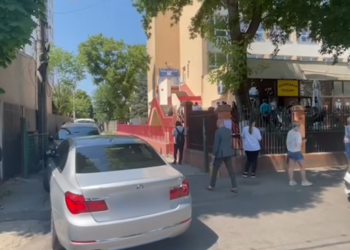 Un absolvent de clasa a XII-a și-a lăsat BMW-ul în drum timp de trei ore pentru a nu întârzia la prima probă a BAC-ului: „Nu aveam unde să o las”