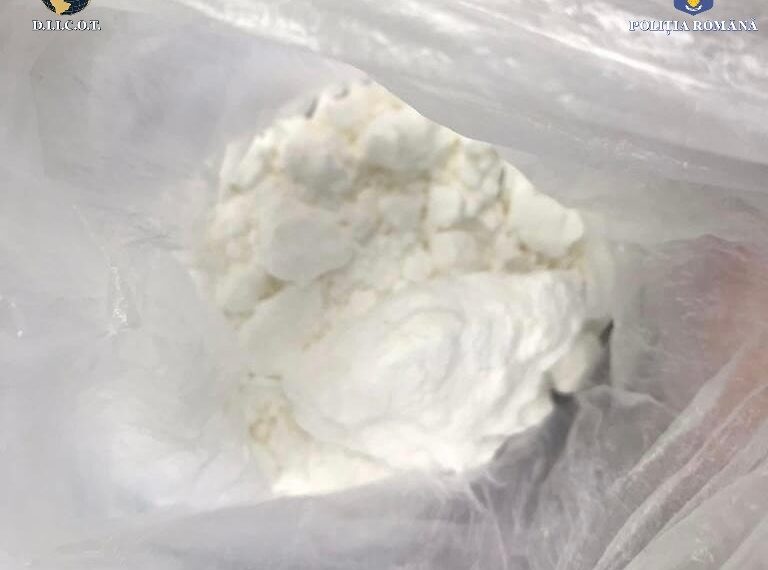 DIICOT le-a stricat socotelile a doi dealeri din Iași, care au cumpărat circa 160 de grame de cocaină de la un individ din Siret