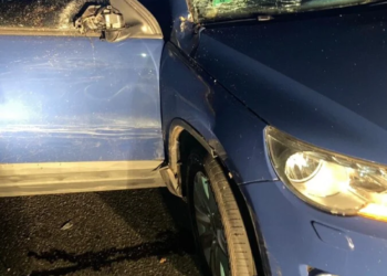 Tânără de 21 de ani rănită grav după ce mașina în care se afla a intrat în coliziune cu o căruță încărcată cu lemne