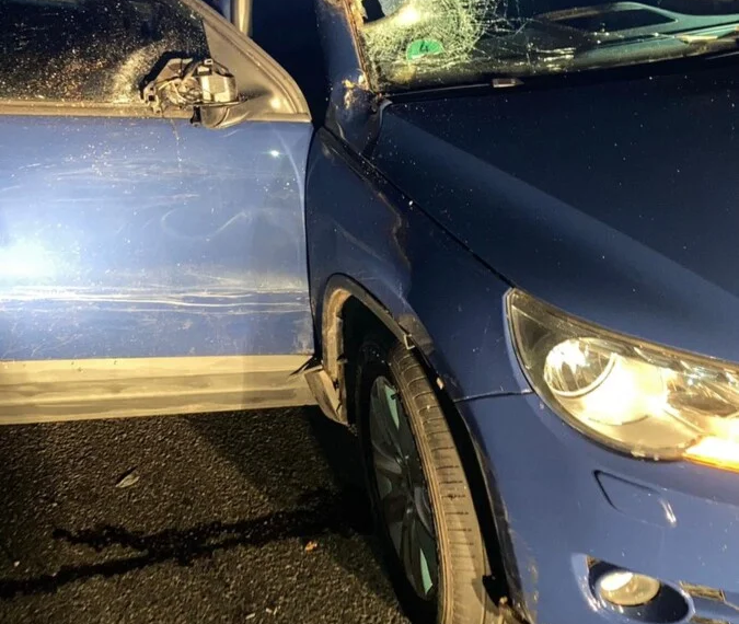 Tânără de 21 de ani rănită grav după ce mașina în care se afla a intrat în coliziune cu o căruță încărcată cu lemne