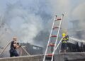 Un echipaj de jandarmi a lucrat cot la cot cu pompierii pentru a stinge un incendiu izbucnit la câteva anexe din Suceava