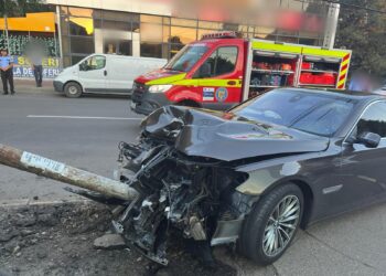 VIDEO Un sucevean beat și fără permis de conducere s-a înfipt cu mașina într-un stâlp din fața fostei autogări din municipiul Suceava