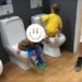 Doi părinți au rămas fără cuvinte după ce fiul lor și-a făcut nevoile într-un WC expus printre rafturile unui magazin