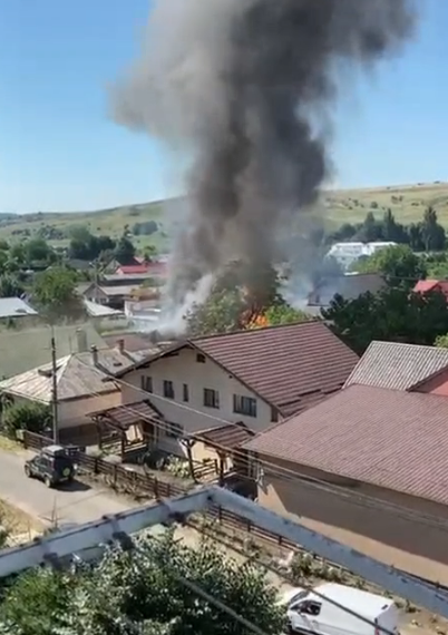 VIDEO Șase tone de miere de albine, 30 de stupi și 200 de kilograme de ceară au ars într-un incendiu izbucnit la o gospodărie din Fălticeni
