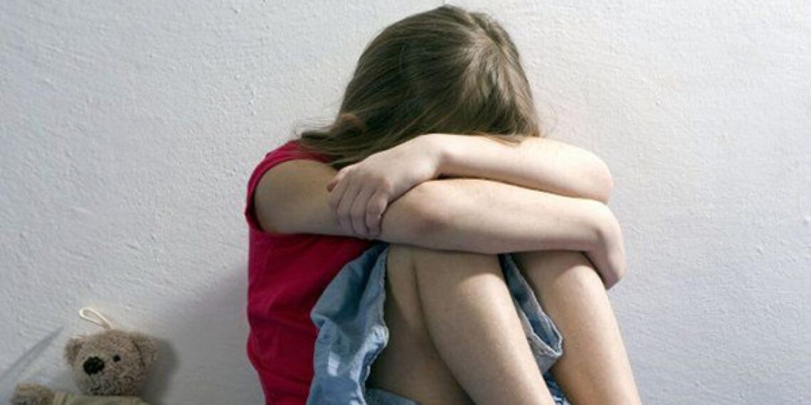 Copilă de 10 ani, molestată ziua într-un autobuz, ignorată de oamenii din jur: „S-a aşezat lângă ea, a început să îi pupe mâinile, să o atingă. Nimeni din autobuz nu a intervenit, absolut nimeni”