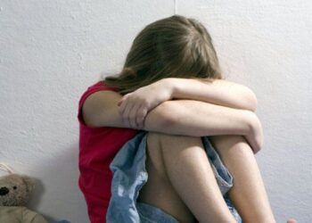 Copilă de 10 ani, molestată ziua într-un autobuz, ignorată de oamenii din jur: „S-a aşezat lângă ea, a început să îi pupe mâinile, să o atingă. Nimeni din autobuz nu a intervenit, absolut nimeni”