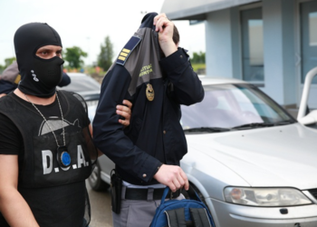 18 polițiști de frontieră prinși că luau mită, achitați pe motiv că au fost provocați să accepte banii