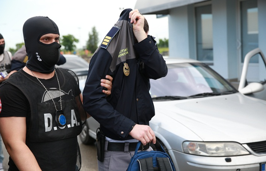 18 polițiști de frontieră prinși că luau mită, achitați pe motiv că au fost provocați să accepte banii