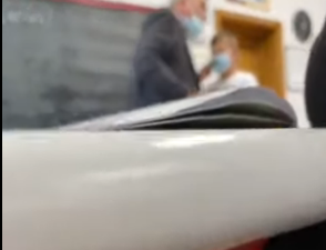 Amendă penală de 3.500 de lei pentru un profesor sucevean care a bătut un elev în fața colegilor lui