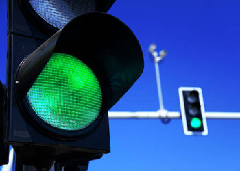 Un șofer beat și cu ITP-ul mașini expirat a fost ”pescuit” în trafic de polițiști pentru că nu s-a pus în mișcare la culoarea verde a unui semafor din Suceava
