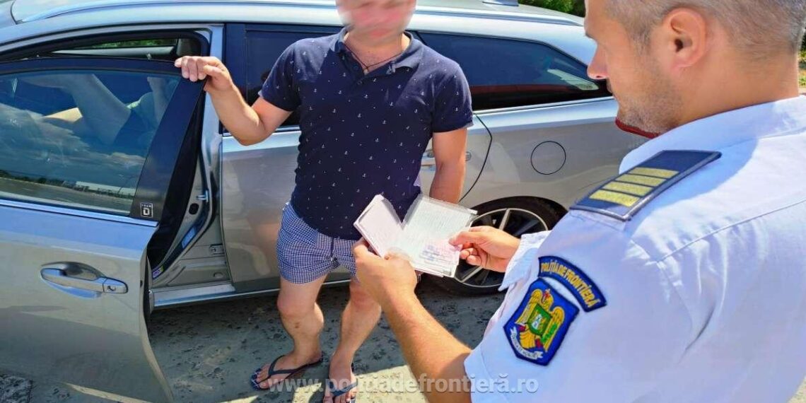 Polițiștii de frontieră l-au descoperit pe un șofer cu permis de conducere fals, eliberat de autoritățile din Polonia. Bărbatul a plătit 290 de euro pentru acel permis